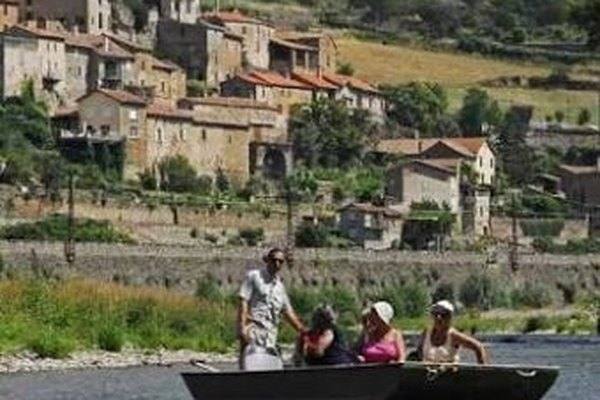 Village de Peyre au bord du Tarn